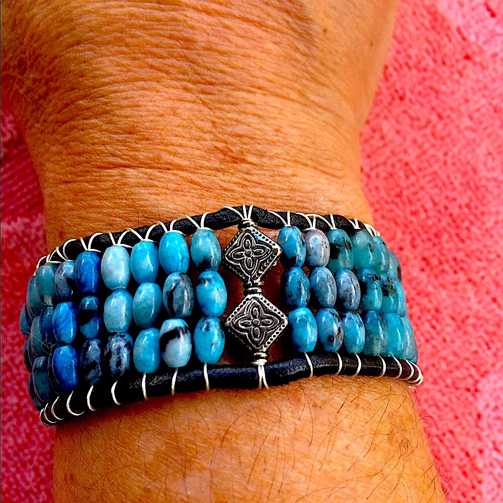 Blue/black glass beaded bracelet